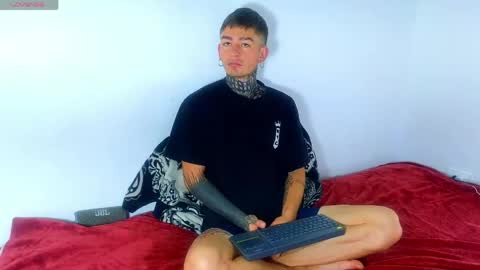 Esteban independent model online show from May 13, 9:50 am