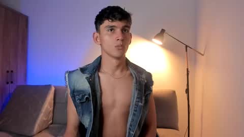 Snapshot of estebanperez_ chatting on February 17, 10:25 pm Esteban online show from February 17, 10:25 pm
