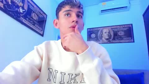 Snapshot of estebanperez_ chatting on December 23, 12:08 pm Esteban online show from December 23, 12:08 pm