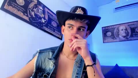 Snapshot of estebanperez_ chatting on December 13, 12:17 pm Esteban online show from December 13, 12:17 pm
