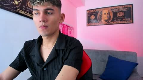 Snapshot of estebanperez_ chatting on December 31, 12:04 pm Esteban online show from December 31, 12:04 pm