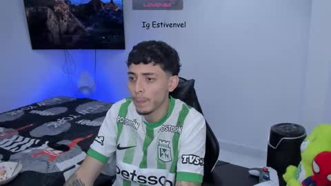 estivenvel online show from February 12, 4:57 pm