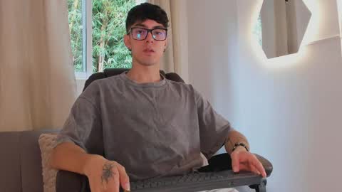 etham_wolf1 online show from April 11, 6:11 pm