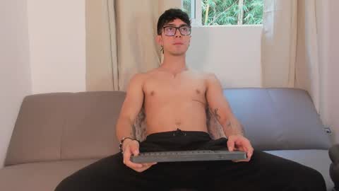 etham_wolf1 online show from March 31, 5:58 pm