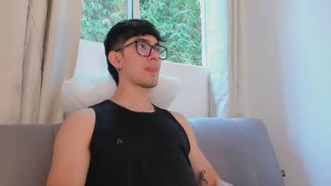 etham_wolf1 online show from March 28, 5:57 pm