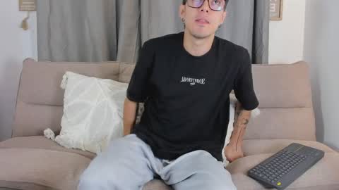 etham_wolf1 online show from April 1, 5:21 pm