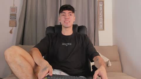 etham_wolf1 online show from April 6, 5:47 pm