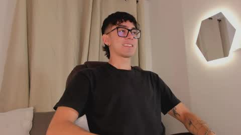 etham_wolf1 online show from April 8, 6:05 pm