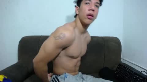 Snapshot of ethan_noir chatting on February 8, 11:24 pm Ethan Noir online show from February 8, 11:24 pm