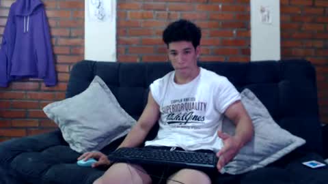 Snapshot of ethan_noir chatting on December 9, 9:11 pm Ethan Noir online show from December 9, 9:11 pm