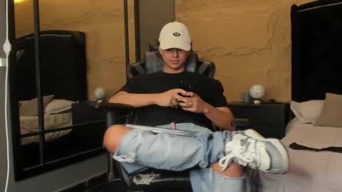 ethanlowell online show from December 3, 5:35 am