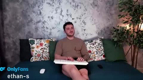 Snapshot of ethannns chatting on December 19, 5:07 am ethannns online show from December 19, 5:07 am