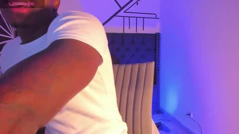 Snapshot of ethantraviis_ chatting on January 27, 5:25 am Ethan online show from January 27, 5:25 am