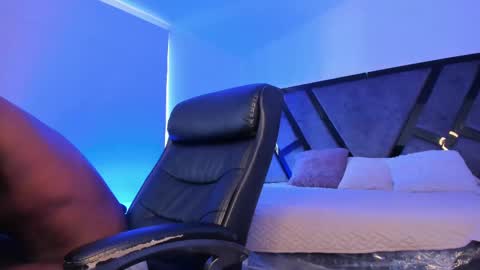Snapshot of ethantraviis_ chatting on February 24, 8:36 pm Ethan online show from February 24, 8:36 pm