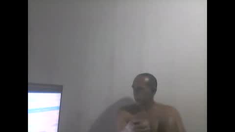 Snapshot of everaldosantos chatting on December 28, 1:29 am everaldosantos online show from December 28, 1:29 am