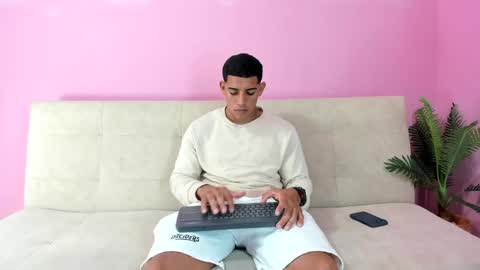 luis online show from May 10, 10:33 pm