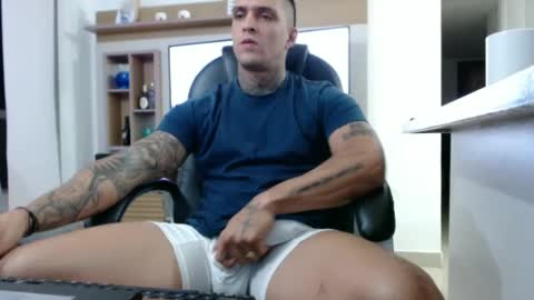 Snapshot of exotic_dude chatting on February 12, 11:41 pm camilo online show from February 12, 11:41 pm