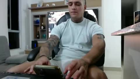 Snapshot of exotic_dude chatting on January 3, 5:17 am camilo online show from January 3, 5:17 am