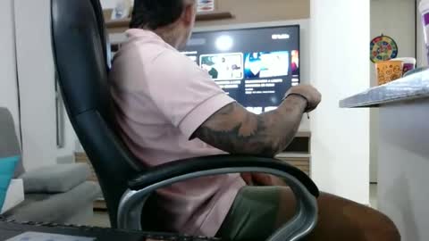 Snapshot of exotic_dude chatting on December 28, 6:17 am camilo online show from December 28, 6:17 am