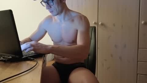Snapshot of f24570a chatting on December 5, 8:34 pm Mick online show from December 5, 8:34 pm