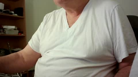 Snapshot of fatbellyitalian chatting on October 17, 12:42 pm fatbellyitalian online show from October 17, 12:42 pm