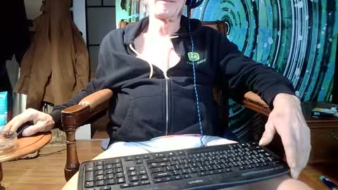 Snapshot of fellatioauto chatting on December 10, 8:38 pm hungnsexy online show from December 10, 8:38 pm
