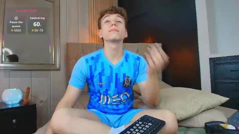 Snapshot of femboy_max chatting on September 13, 12:39 pm Femboy Max online show from September 13, 12:39 pm
