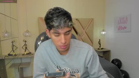 Snapshot of ferphoenix_ chatting on October 22, 3:21 am FER PHOENIX online show from October 22, 3:21 am