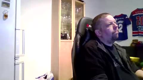 fluffy_espen online show from April 2, 8:00 am