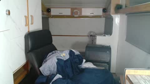 independent model online show from November 8, 8:34 pm