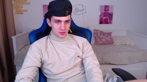 Snapshot of frank_mooree chatting on December 16, 3:19 am Frank online show from December 16, 3:19 am
