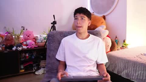 Snapshot of freddy_lax_ chatting on September 17, 11:55 am Juan give it a thumbs up please its important online show from September 17, 11:55 am