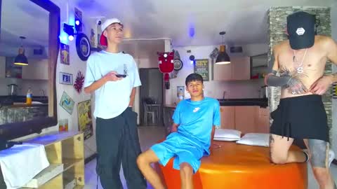 THOMAS AND DAMIAND online show from January 31, 7:18 pm