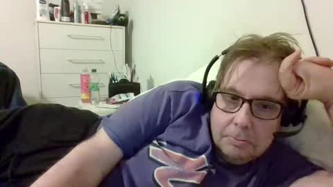 Snapshot of garyg930 chatting on October 19, 4:17 am Gary online show from October 19, 4:17 am