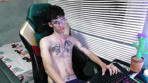 Snapshot of gendo_05 chatting on October 1, 12:47 am GENDO online show from October 1, 12:47 am