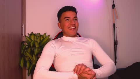 Snapshot of george_cams1 chatting on December 17, 11:27 pm Jorge online show from December 17, 11:27 pm