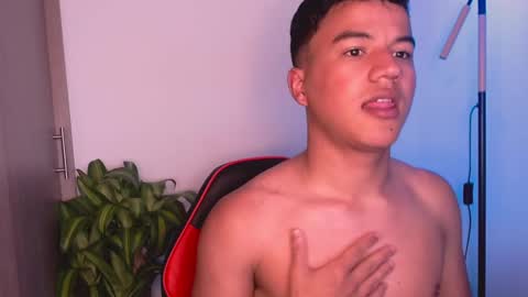 Snapshot of george_cams1 chatting on December 30, 12:22 am Jorge online show from December 30, 12:22 am