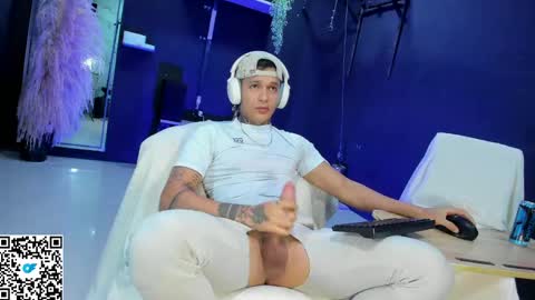 independent model online show from May 7, 10:32 pm