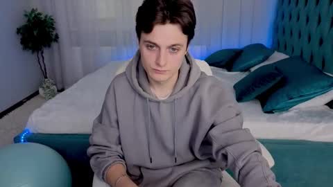 Snapshot of ggimperator chatting on October 13, 9:26 am Alex online show from October 13, 9:26 am