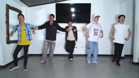 Snapshot of gnecos chatting on October 26, 6:32 pm THOMAS AND DAMIAND online show from October 26, 6:32 pm