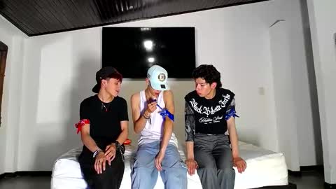 Snapshot of gnecos chatting on October 15, 5:42 pm THOMAS AND DAMIAND online show from October 15, 5:42 pm