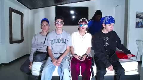 Snapshot of gnecos chatting on October 19, 6:44 pm THOMAS AND DAMIAND online show from October 19, 6:44 pm