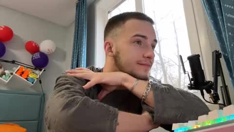 Snapshot of golden_boyyy21 chatting on March 12, 1:51 pm Golden boyyy21 online show from March 12, 1:51 pm
