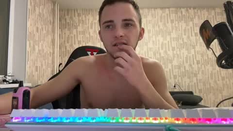 Snapshot of golden_boyyy21 chatting on February 19, 5:06 pm Golden boyyy21 online show from February 19, 5:06 pm