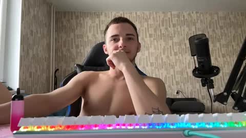 Snapshot of golden_boyyy21 chatting on February 20, 11:09 am Golden boyyy21 online show from February 20, 11:09 am