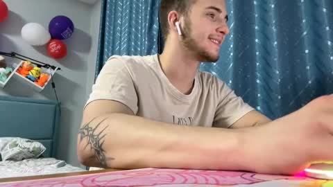 Snapshot of golden_boyyy21 chatting on February 28, 10:39 pm Golden boyyy21 online show from February 28, 10:39 pm