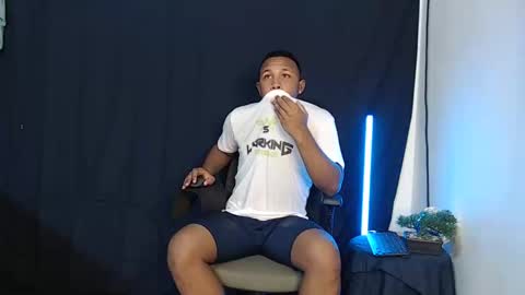 Snapshot of goos_cum chatting on December 10, 2:24 am Goos online show from December 10, 2:24 am