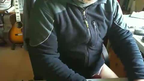 Snapshot of greyhounddog chatting on January 11, 11:02 am greyhounddog online show from January 11, 11:02 am