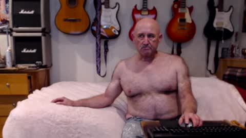 Snapshot of guitarsexgod chatting on January 9, 11:25 am Mario online show from January 9, 11:25 am