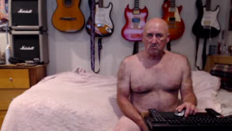 Snapshot of guitarsexgod chatting on January 11, 1:37 am Mario online show from January 11, 1:37 am